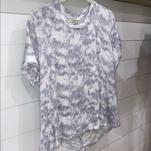 WORN ONCE~ comfy tshirt with white grey pattern